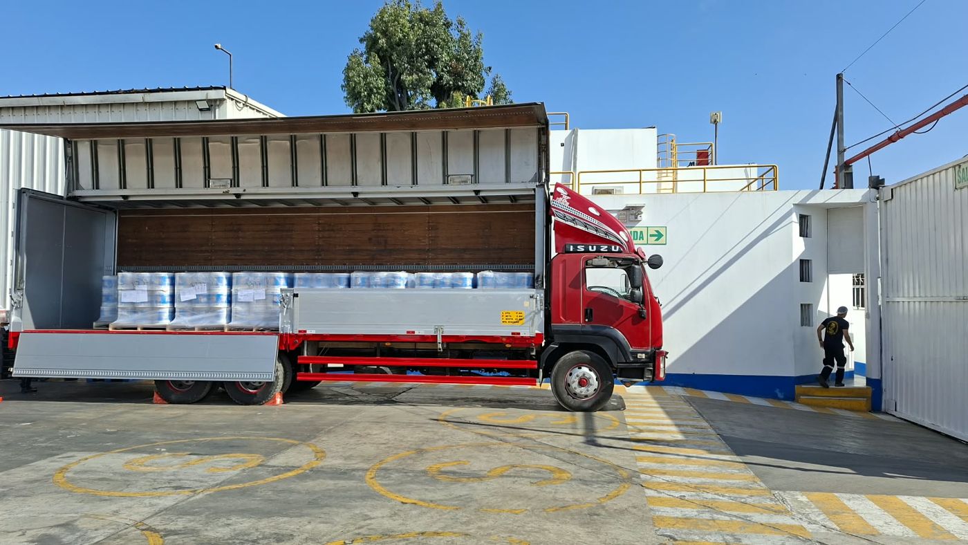 Furgón de 3 ejes con apertura lateral (ala), cargado con pallets